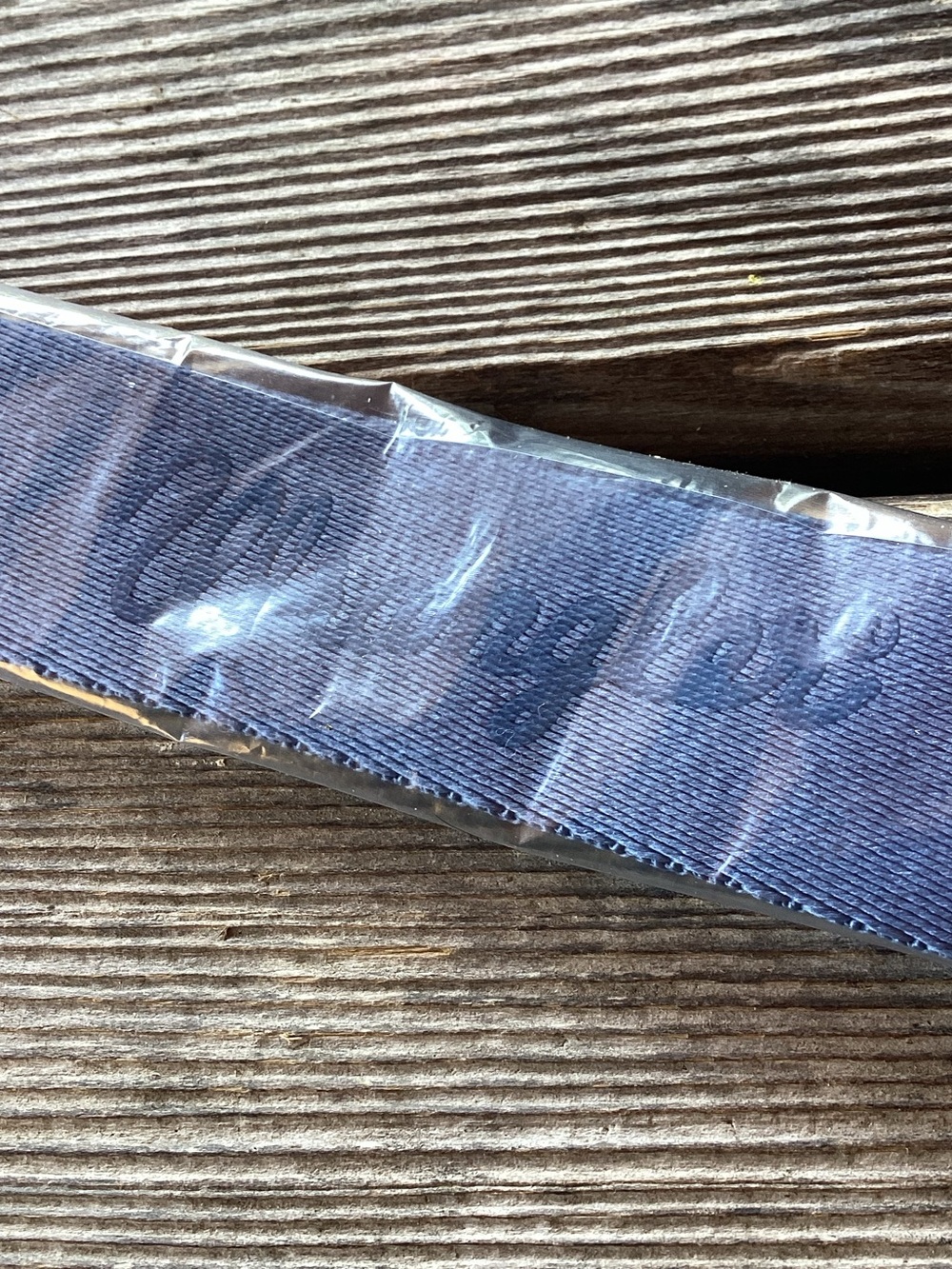 Wrangler Southwest Wallet with Textured Fabric and Leather Look - Picture 3 of 7